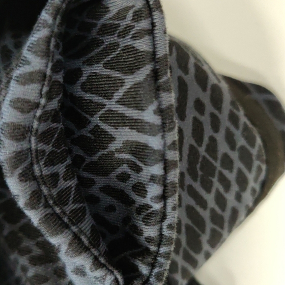 Livi Active Plus Size Cropped Leggings High Rise Wide Waist Black & Grey Design - Picture 10 of 11